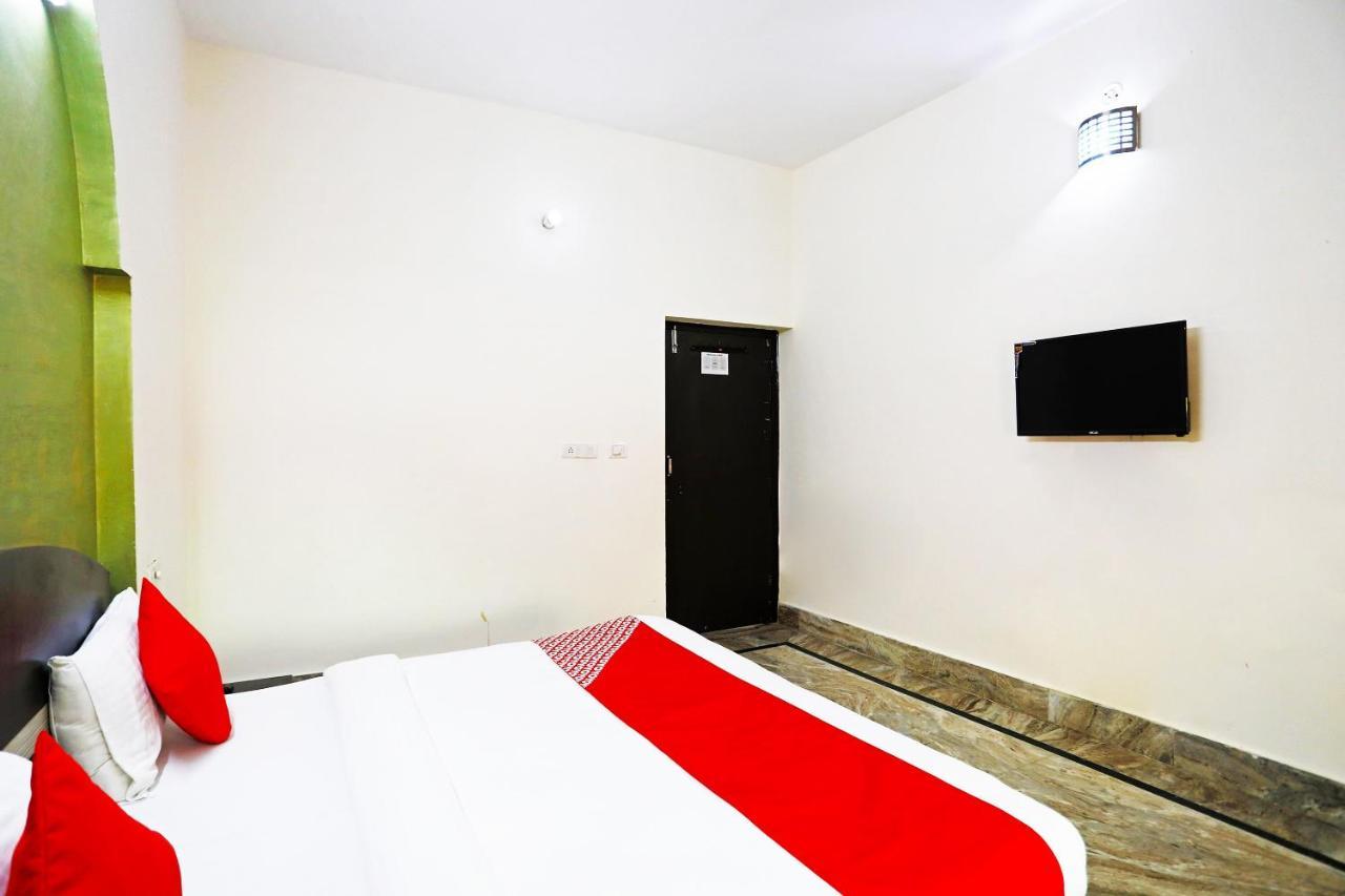 Oyo 30240 Shri Radha Palace Otel Mathura Dış mekan fotoğraf
